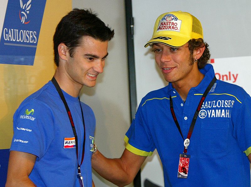 Valentino Rossi habla con Dani Pedrosa antes de una conferencia de prensa durante el Gran Premio de Catalunya (09/06/2005).