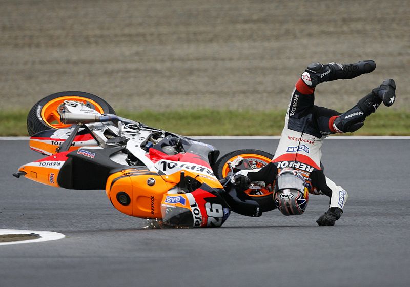 Dani Pedrosa sufre una  aparatosa caída durante el Gran Premio de Japón, en el circuito de Motegi (23/09/2007).