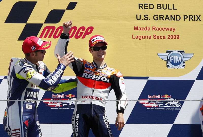 Valentino Rossi, segundo en la carrera, felicita a Dani Pedrosa por su victoria en Laguna Seca (05/07/2009).