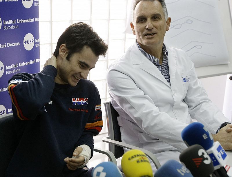 Dani Pedrosa escucha al doctor Xavier Mir después de la operación de brazo y rodilla a la que se sometió el piloto catalán en el inicio de la temporada 2009 (07/03/2009).