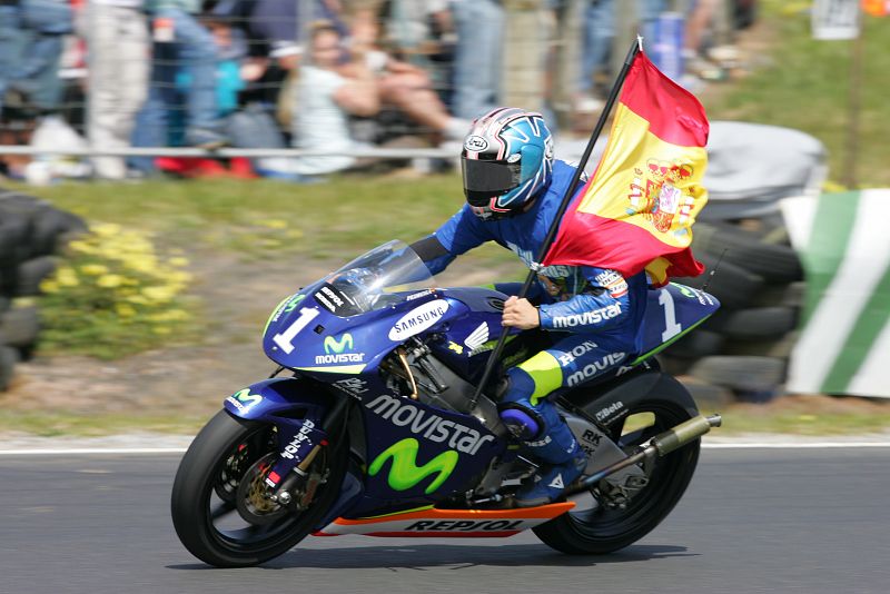 Dani Pedrosa festeja el Campeonato del Mundo de 250cc, conseguido en el circuito australiano de Phillip Island (16/10/2005).