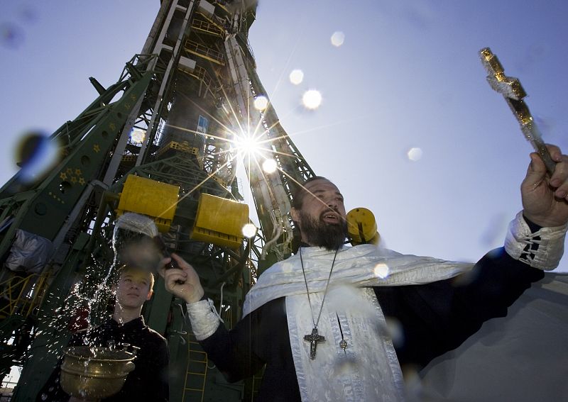 Un reverendo ortodoxo bendice a la Soyuz TMA-16