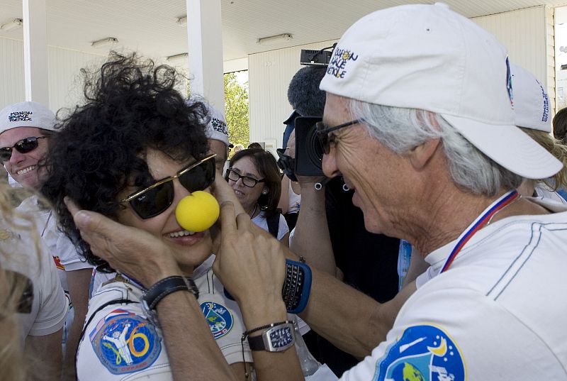 Claudia Barila, mujer del multimillonario Guy Laliberte, recibe las felicitaciones de varios amigos después de que la maniobra de despeque de la Soyuz se realizara con éxito.