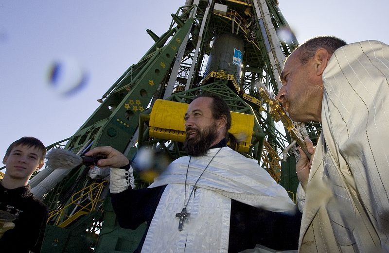 Un sacerdote ortodoxo bendice la nave y a la tripulación momentos antes del despegue.