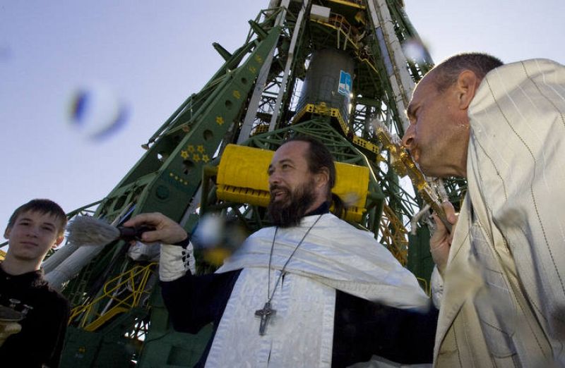 Un sacerdote ortodoxo bendice la nave y a la tripulación momentos antes del despegue. 
