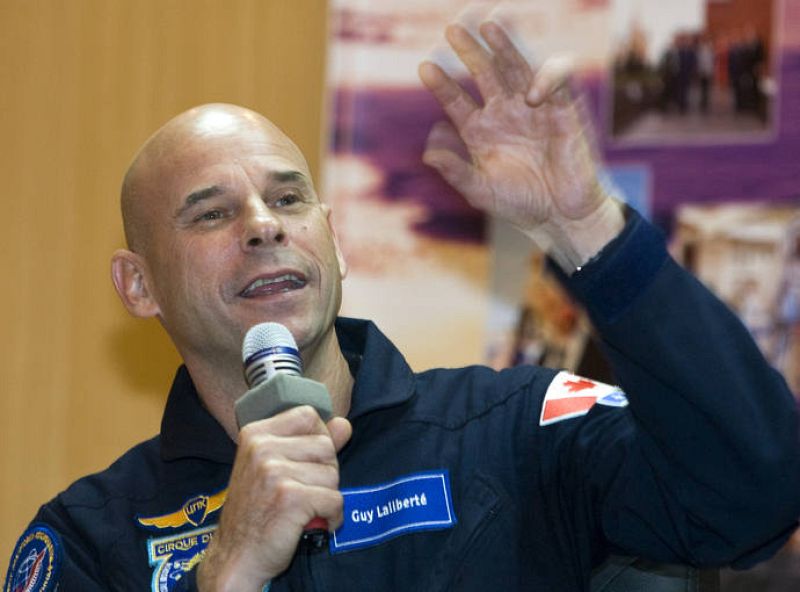 Guy Laliberte habla con los periodistas durante la conferencia de prensa previa al despegue.  