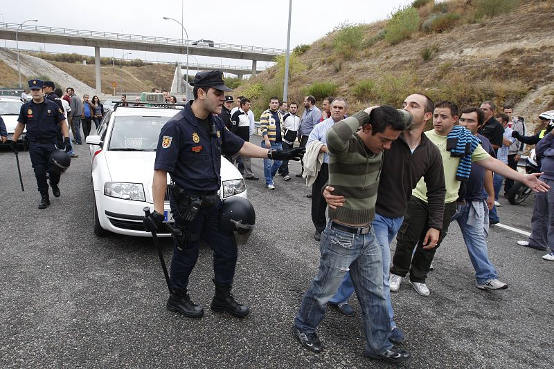 TAXISTAS BLOQUEAN SALIDAS Y LLEGADAS DE LA T-4 EN BARAJAS CONTRA INTRUSISMO