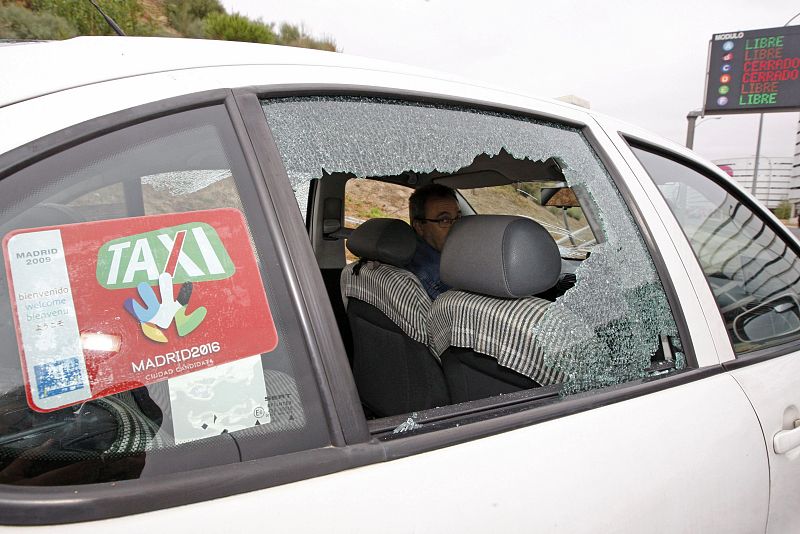 TAXISTAS BLOQUEAN SALIDAS Y LLEGADAS DE LA T-4 EN BARAJAS CONTRA INTRUSISMO