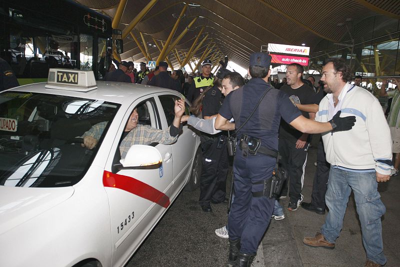 TAXISTAS BLOQUEAN SALIDAS Y LLEGADAS DE LA T-4 EN BARAJAS CONTRA INTRUSISMO