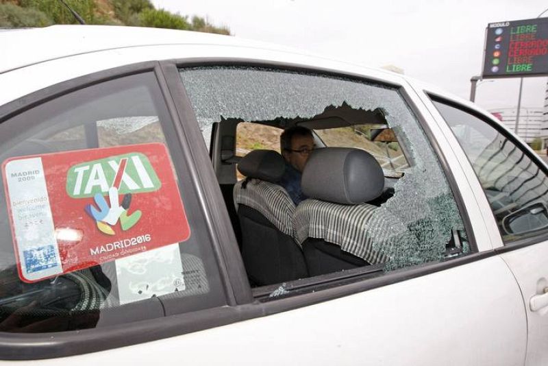 TAXISTAS BLOQUEAN SALIDAS Y LLEGADAS DE LA T-4 EN BARAJAS CONTRA INTRUSISMO 
