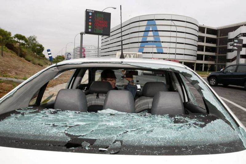 TAXISTAS BLOQUEAN SALIDAS Y LLEGADAS DE LA T-4 EN BARAJAS CONTRA INTRUSISMO 