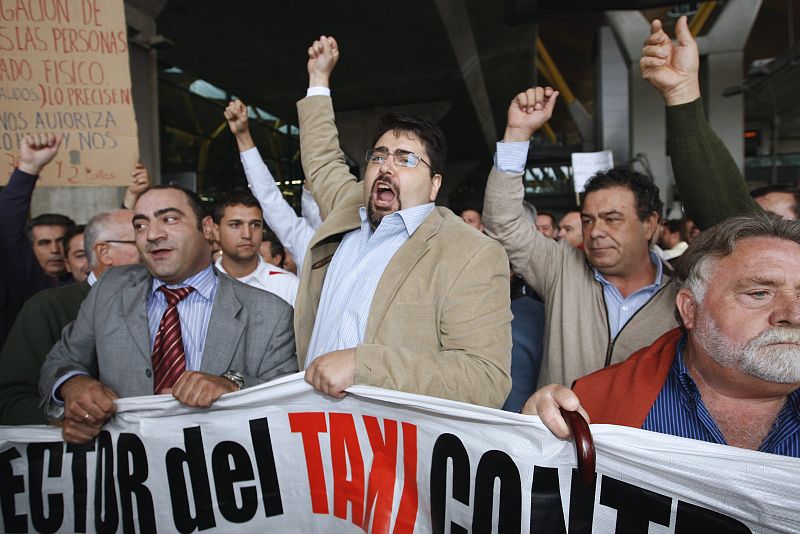 TAXISTAS BLOQUEAN SALIDAS Y LLEGADAS DE LA T-4 EN BARAJAS CONTRA INTRUSISMO