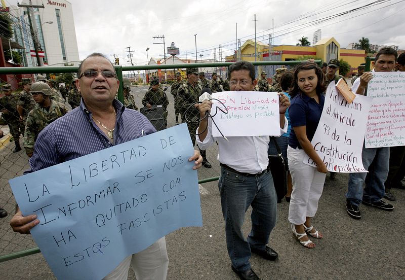 Radio Globo's director Romero and journalists protest in front of the Presidential House in Tegucigalpa