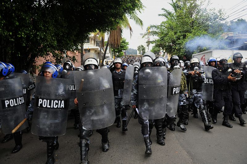 SEGUIDORES DE ZELAYA PROTESTAN POR LA FALTA DE LIBERTAD DE EXPRESIÓN