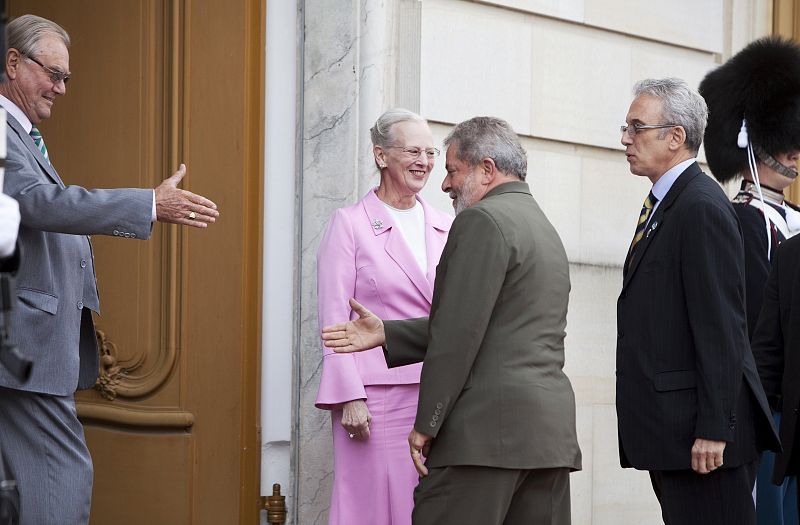 La reina Margarita II de Dinamarca y el príncipe consorte Enrique dan la bienvenida al presidente brasileño, Luis Inácio Lula da Silva