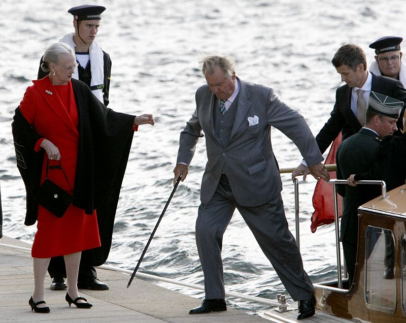 La Familia Real danesa ha llegado en barco al Castillo de Amalienborg, donde se celebra el 'cocktail' de gala para las candidaturas olímpicas de 2016.