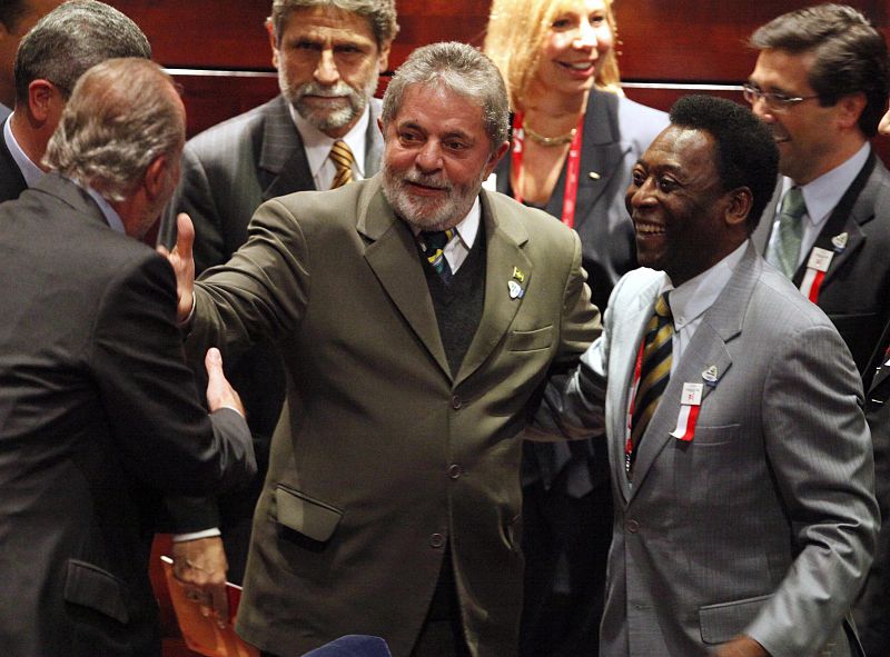 El rey Don Juan Carlos charla con sus 'rivales' brasileños Luiz Inacio Lula da Silva y Pelé.