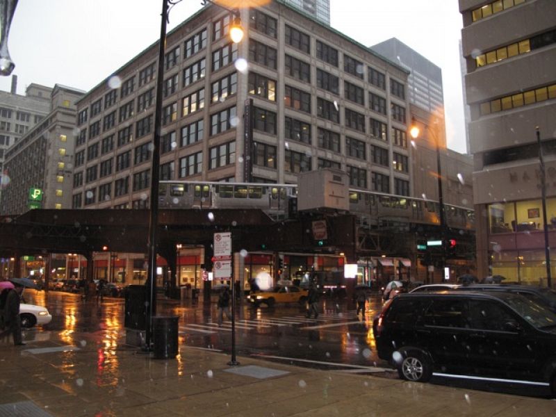 El metro de Chicago bajo la lluvia