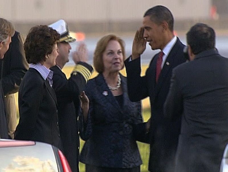 El presidente estaadounidense Barack Obama saluda a las autoridades a su llegada al aeropuerto de Copenhague.