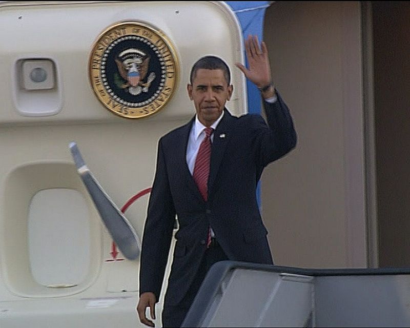 Barack Obama baja las escalerillas del avión presidencial al aterrizar en Copenhague.