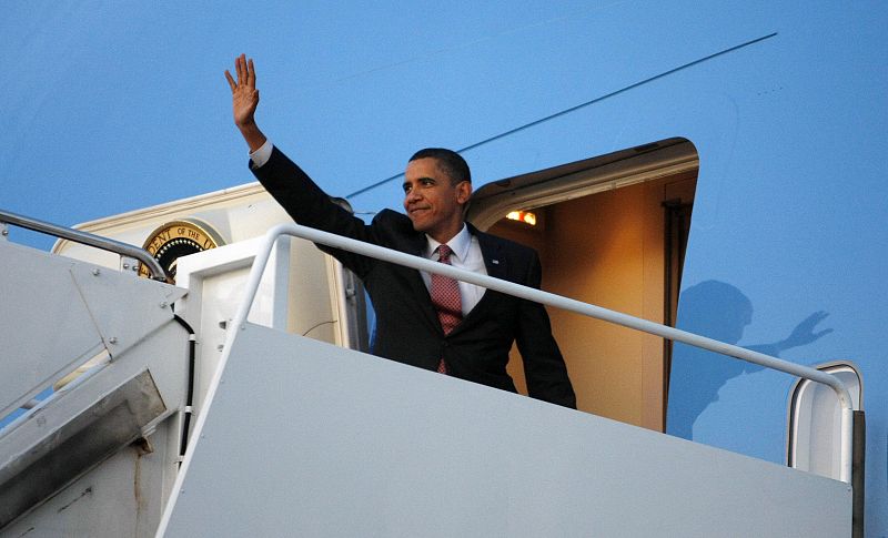 El presidente Barack Obama saluda antes de partir de Washington con rumbo a Copenhague.