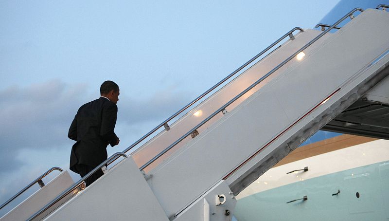 Barack Obama sube las escalerillas del avión presidencial para dirigirse a Copenhague.