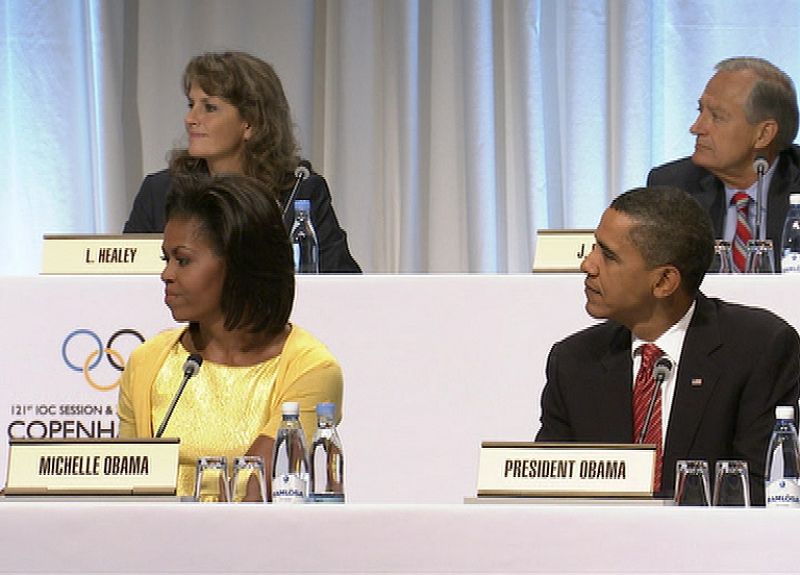 El matrimonio Obama sigue con atención la ponencia de los miembros de la candidatura de Chicago.