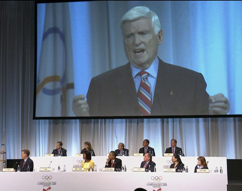 Los miembros de la candidatura de Chicago siguen la intervención del presidente del Comité de Chicago 2016, Patrick G. Ryan.