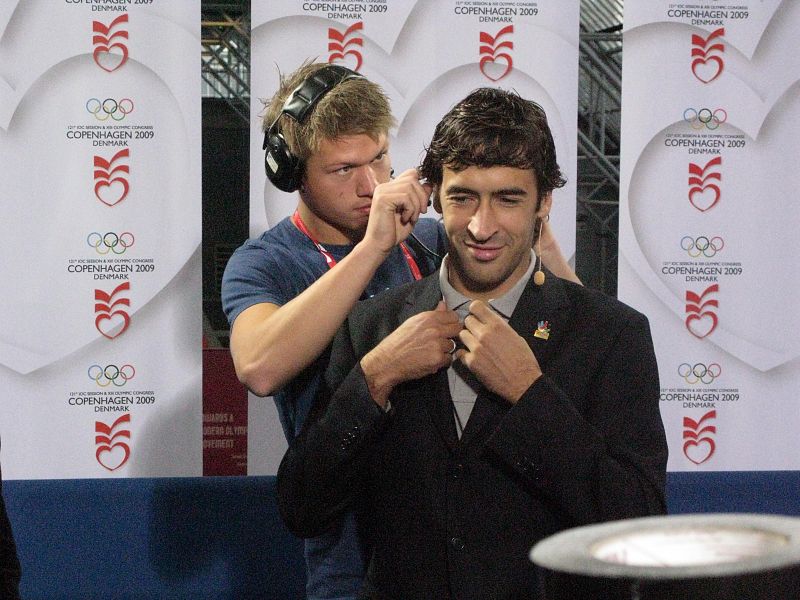 Raúl González espera a que le coloquen el auricular antes de que empiece la entrevista.