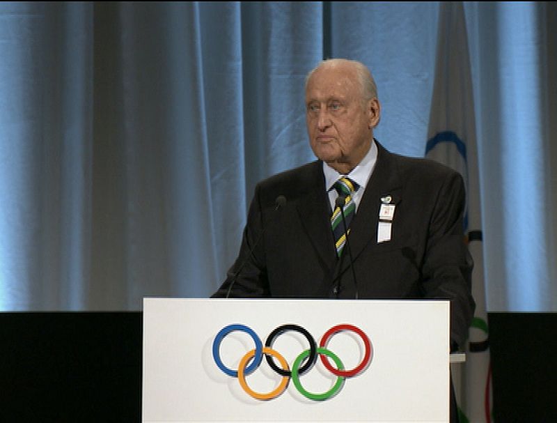 El ex presidente de la FIFA y miembro del Comité Olímpico Internacional, João Havelange, se dirige al auditorio del Bella Center.