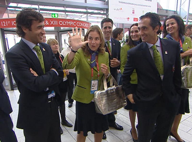 El delantero Raúl González y la tenista Arancha Sánchez Vicario a la entrada del Bella Center.