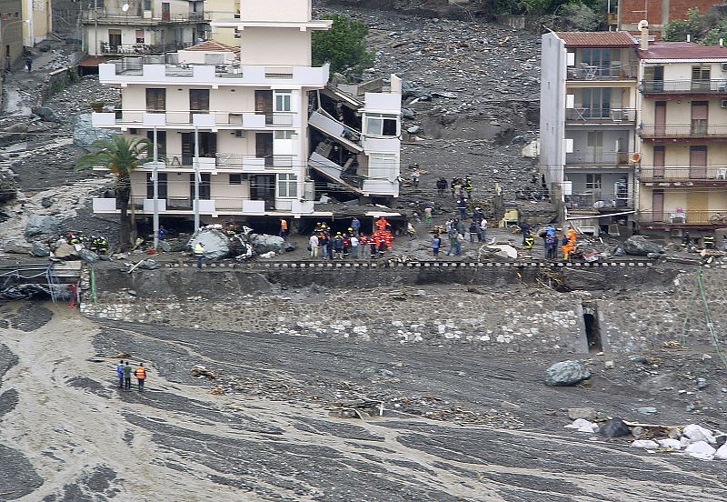 Vista aérea de un edificio que se ha derrumbado en la localidad siciliana de Scaletta Zanclea, cerca de la ciudad de Messina.