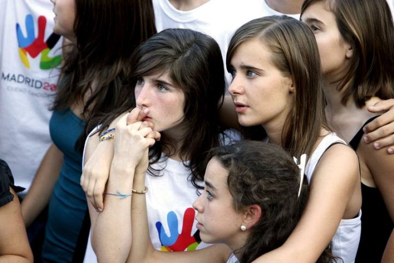 Varias jóvenes congregadas en la céntrica plaza de Oriente esperan la decesión del COI sobre la elección de la sede de los Juegos Olímpicos en 2016. 