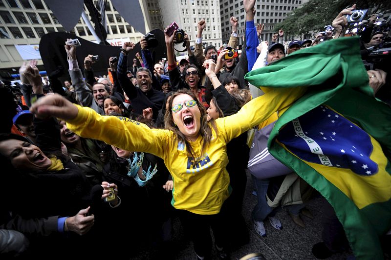 Un grupo de brasileños celebra tras conocer que Río de Janeiro ha sido elegida por el Comité Olímpico Internacional (COI) como sede de los Juegos Olímpicos de 2016, en el centro de Chicago, Illinois (EEUU).