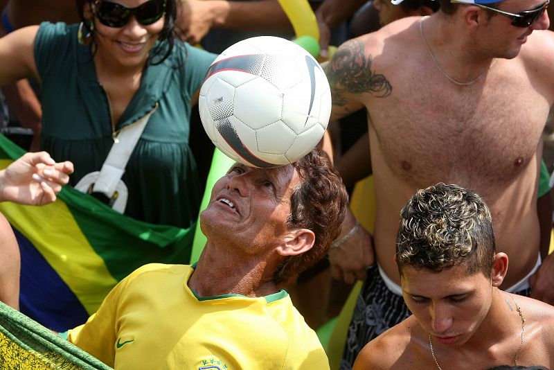 Un hombre juega con un balón durante la celebración de la designación de Río de Janeiro (Brasil) como sede de los Juegos Olímpicos de 2016. Brasil acogerá también los Mundiales de fútbol en 2014.