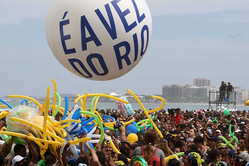 Miles de personas han celebrado en la playa de Copacabana, la designación de Río como sede de los Juegos Olímpicos de 2016.sil) como sede de los Juegos Olímpicos de 2016.