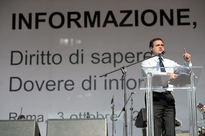 MÁS DE CIEN MIL PERSONAS PROTESTAN CONTRA BERLUSCONI Y POR LIBERTAD DE PRENSA