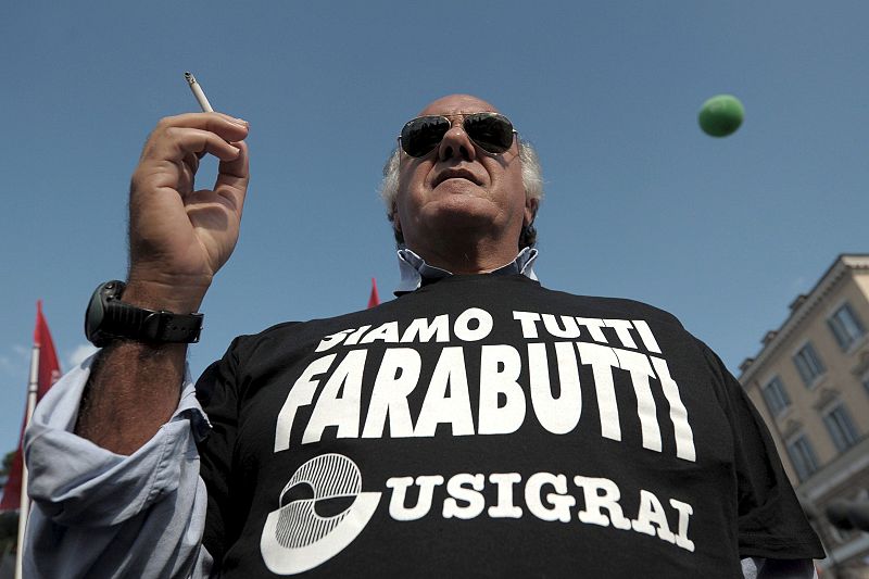 MÁS DE CIEN MIL PERSONAS PROTESTAN CONTRA BERLUSCONI Y POR LIBERTAD DE PRENSA