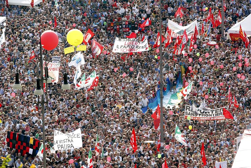 MÁS DE CIEN MIL PERSONAS PROTESTAN CONTRA BERLUSCONI Y POR LIBERTAD DE PRENSA