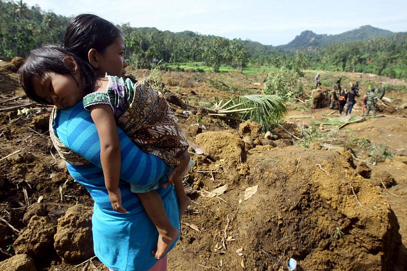 EL HAMBRE Y LAS ENFERMEDADES AFECTAN YA A LAS VÍCTIMAS DEL SEÍSMO EN SUMATRA