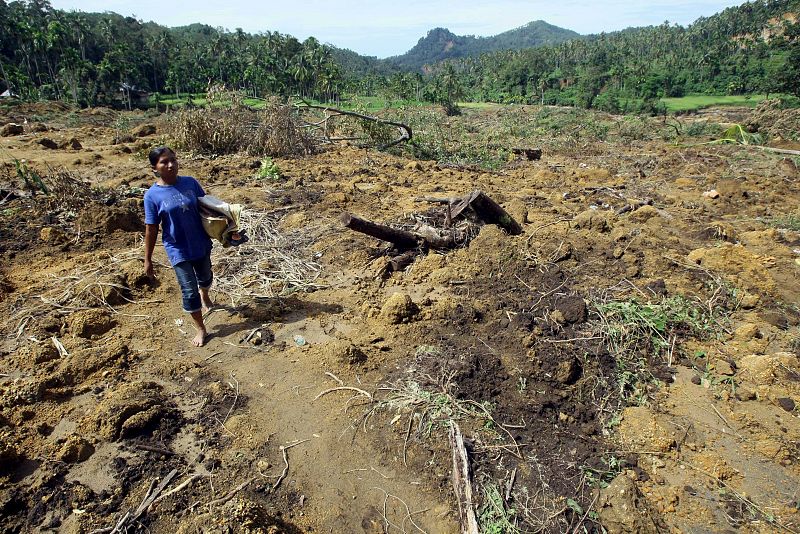 EL HAMBRE Y LAS ENFERMEDADES AFECTAN YA A LAS VÍCTIMAS DEL SEÍSMO EN SUMATRA