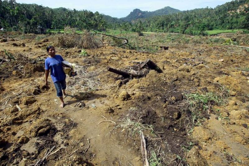 EL HAMBRE Y LAS ENFERMEDADES AFECTAN YA A LAS VÍCTIMAS DEL SEÍSMO EN SUMATRA