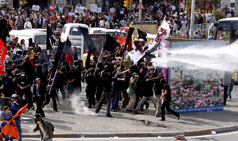 DUROS ENFRENTAMIENTOS ENTRE LA POLICÍA Y MANIFESTANTES ANTI FMI EN ESTAMBUL