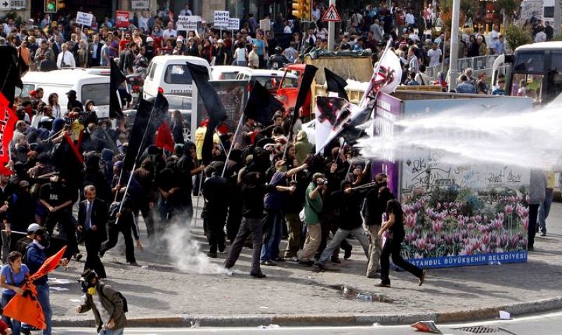 DUROS ENFRENTAMIENTOS ENTRE LA POLICÍA Y MANIFESTANTES ANTI FMI EN ESTAMBUL