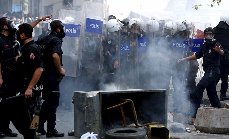 DUROS ENFRENTAMIENTOS ENTRE LA POLICÍA Y MANIFESTANTES ANTI FMI EN ESTAMBUL