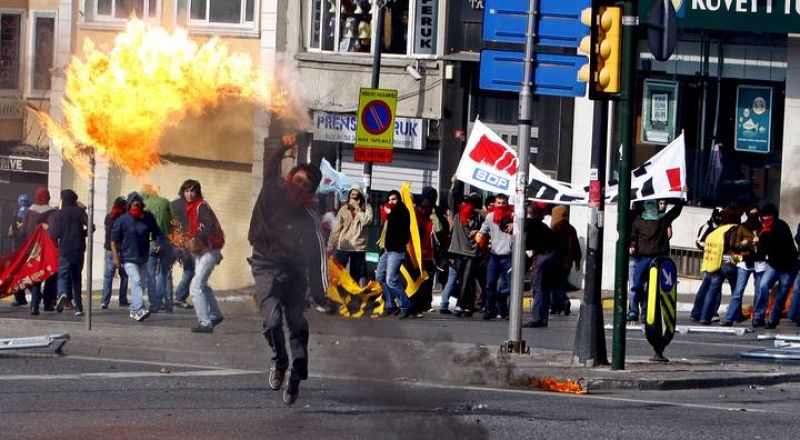 DUROS ENFRENTAMIENTOS ENTRE LA POLICÍA Y MANIFESTANTES ANTI FMI EN ESTAMBUL