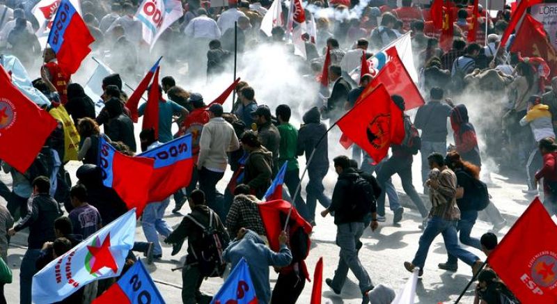 DUROS ENFRENTAMIENTOS ENTRE LA POLICÍA Y MANIFESTANTES ANTI FMI EN ESTAMBUL