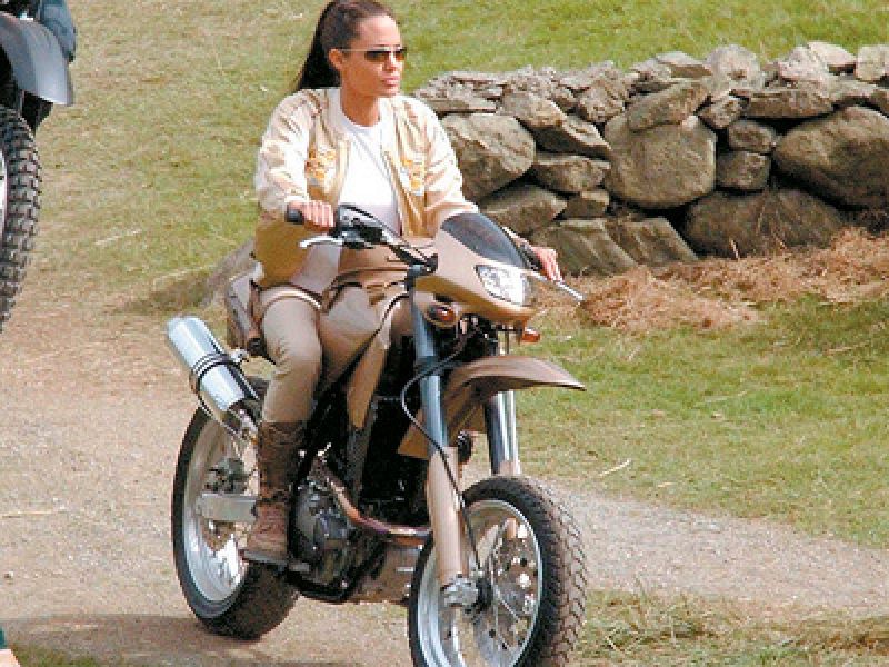 De hecho, Angelina Jolie es otra gran apasionada de las motos. El fotograma está tomado de la película 'Tomb Raider 2', en el que la actriz interpreta a Lara Croft.