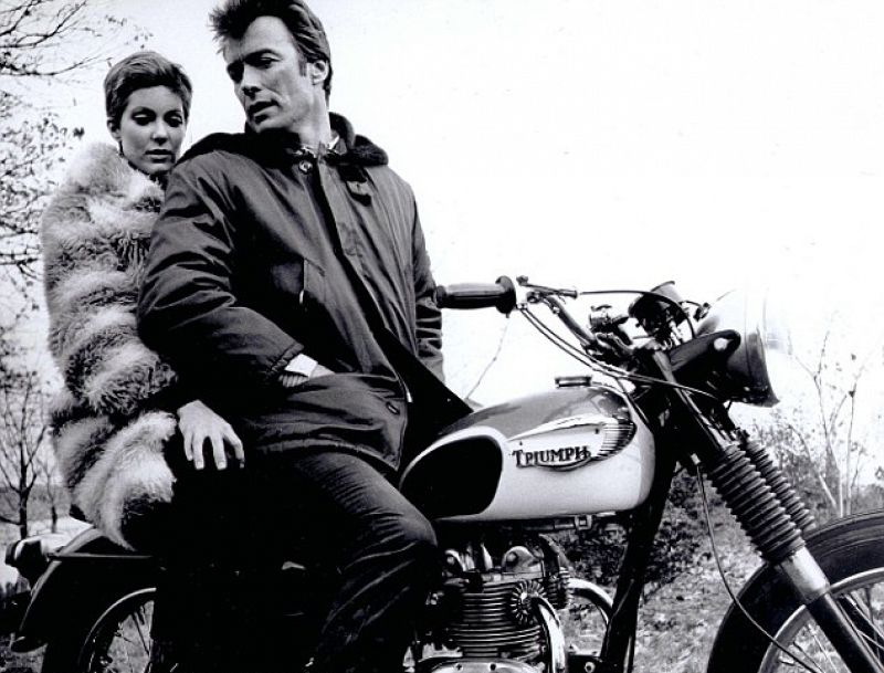 Otro de los tipos más duros de la historia del cine, Clint Eastwood, también sentía debilidad por las Triumph. Las motos de esta marca inglesa han sido objeto de pasión y codicia por parte de muchos actores.