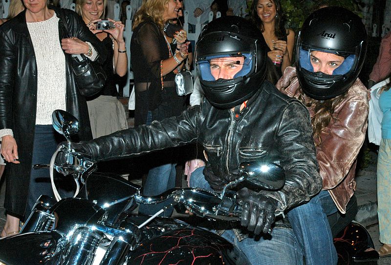 Tom Cruise aparece junto a su mujer, Katie Holmes, sobre una Harley Davidson. Cruise nunca ha ocultado su afición por las motos.